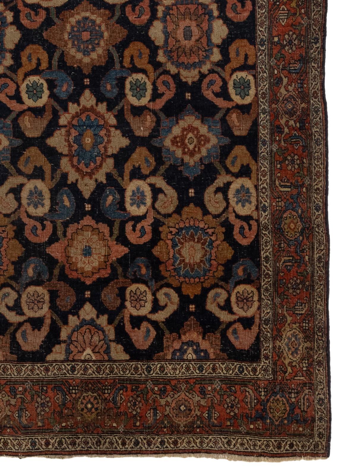 Dieser prächtige antike Teppich stammt aus dem späten 19. Jahrhundert, genauer gesagt aus den 1880er Jahren. Er zeigt ein atemberaubendes Blumenmuster, das einen satten marineblauen Wollflor ziert, der auf einer Wollgrundlage ruht. Sein