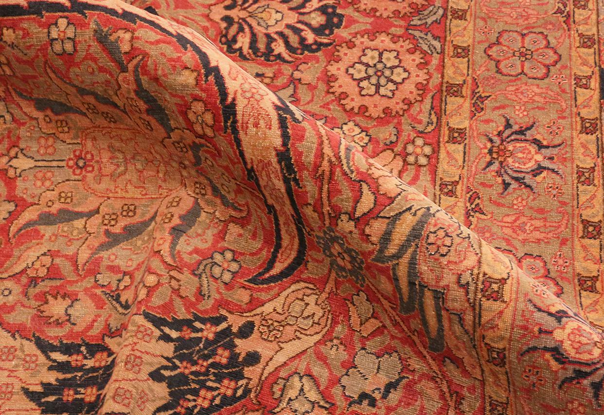 Antiker türkischer Hereke-Teppich, Herkunftsland: Türkei, Ende des 19. Jahrhunderts. Größe: 2,97 m x 3,99 m (9 ft 9 in x 13 ft 1 in)

Dieser würzige, lebendige Teppich hat ein anmutiges Design und einen eleganten Stil, der perfekt für einen