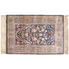 Antigua alfombra oriental turca Hereke con marca de tejedora, de tamaño pequeño, pelo de seda