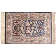 Tapis oriental turc ancien de Hereke avec marque de tisserand, de petite taille, à poils de soie