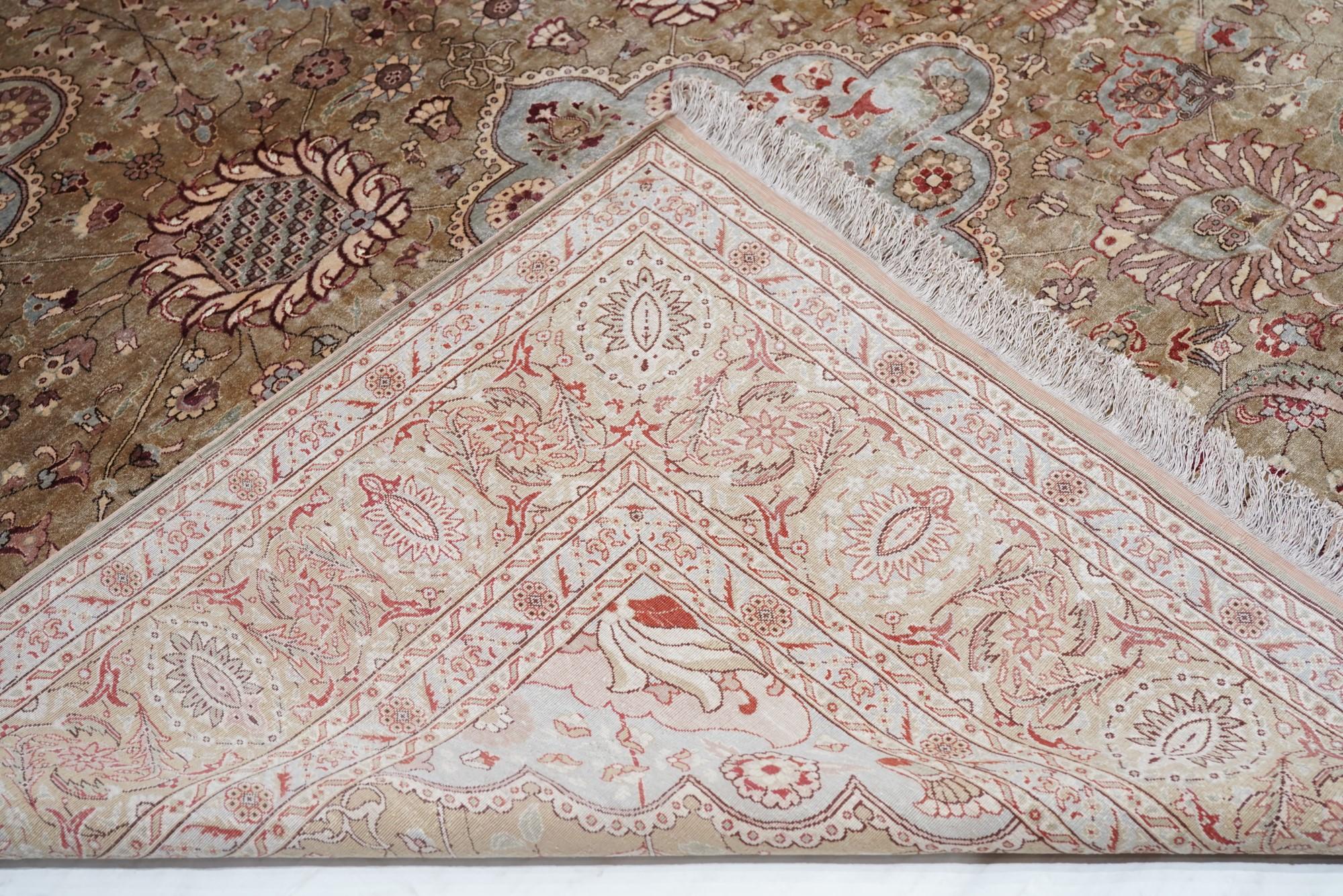 Antiker türkischer Hereke Teppich 6'7'' x 9'10''. Hereke-Teppiche aus Seide sind fast immer im persischen Stil gehalten. Hier zeigt das hellrotbraune Feld zwei volle und zwei halbe perlmuttfarbene, geschwungene Wappenschilder sowie eine zentrale