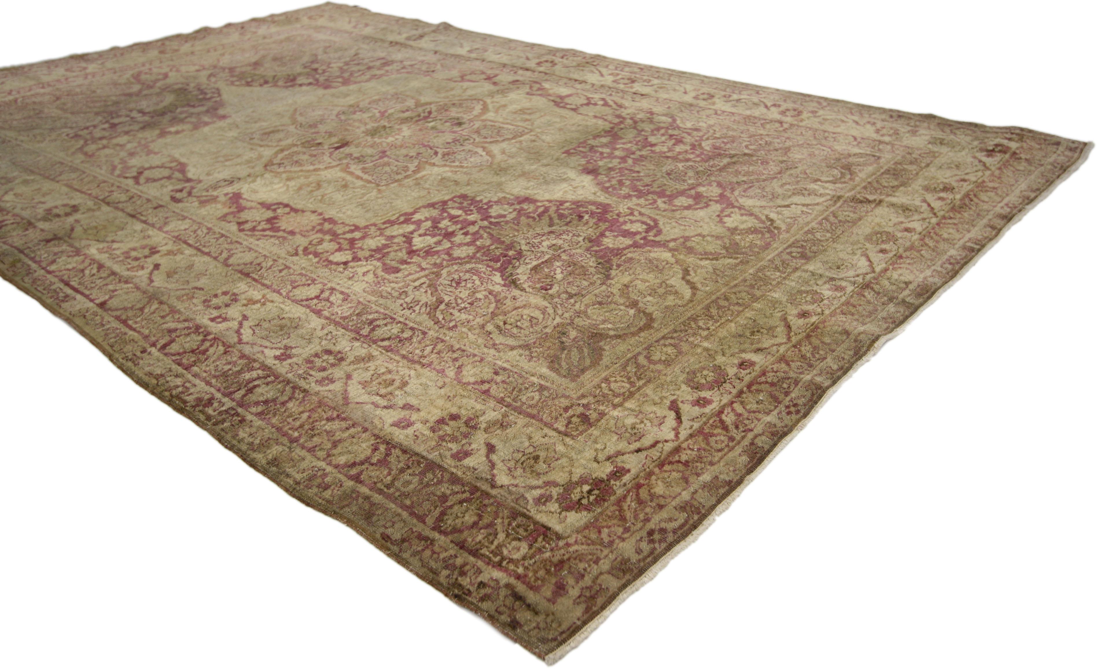 73148 Antiker türkischer Hereke-Teppich mit Jugendstil in gedeckten Farben. Dieses sehr begehrte türkische Hereke aus dem 19. Jahrhundert zeichnet sich durch ein kompliziertes Medaillon in der Mitte aus, das in einer idyllischen Farbpalette seine