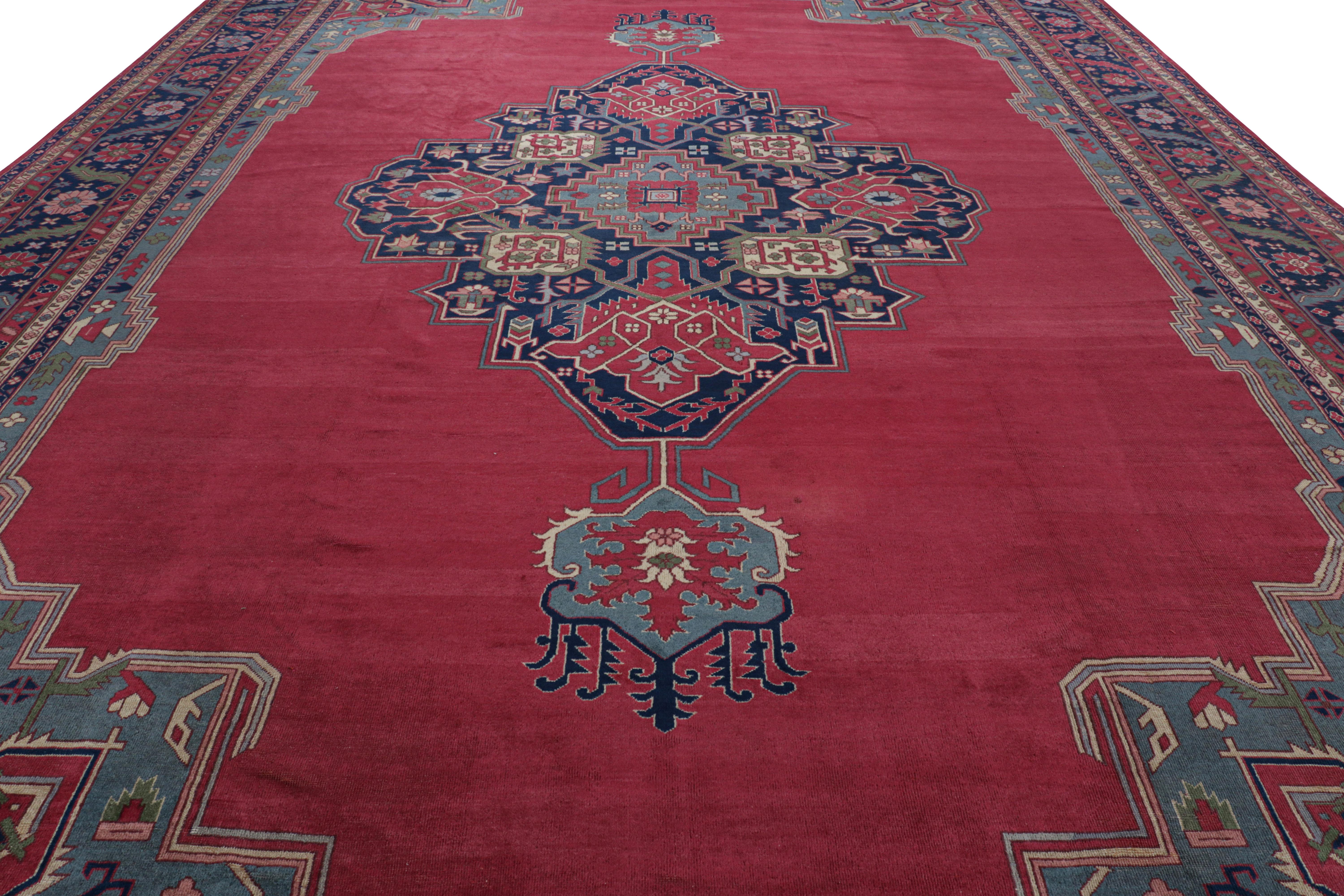 Fabricada con lana anudada a mano y originaria de principios del siglo XX, esta alfombra persa antigua de 15x22 es una nueva selección, rara y emocionante, de nuestra colección de Antigüedades. 

Sobre el diseño: 

Los ojos agudos apreciarán el