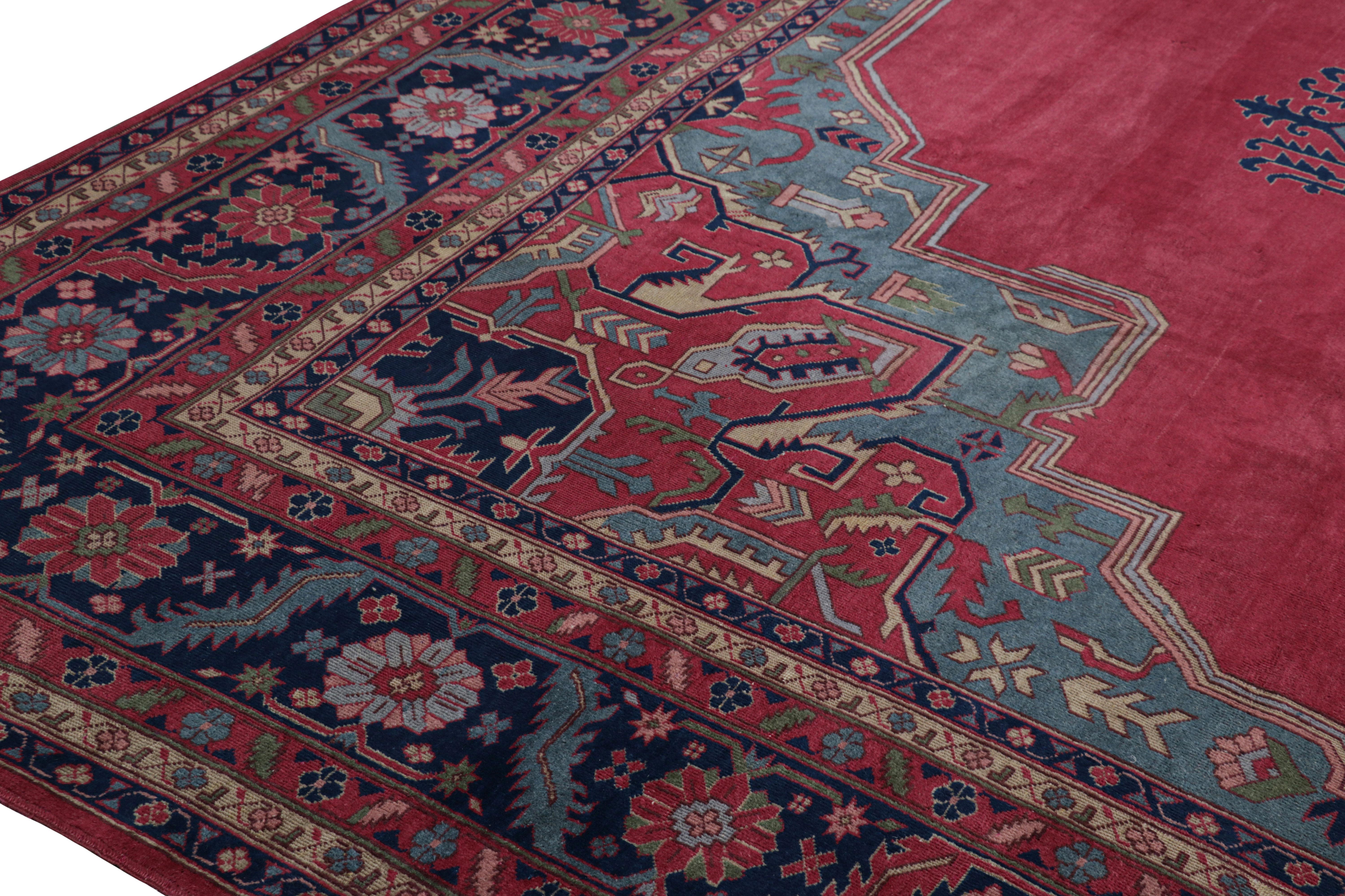 Antigua alfombra turca Isparta con campo abierto rojo y medallón Turco en venta