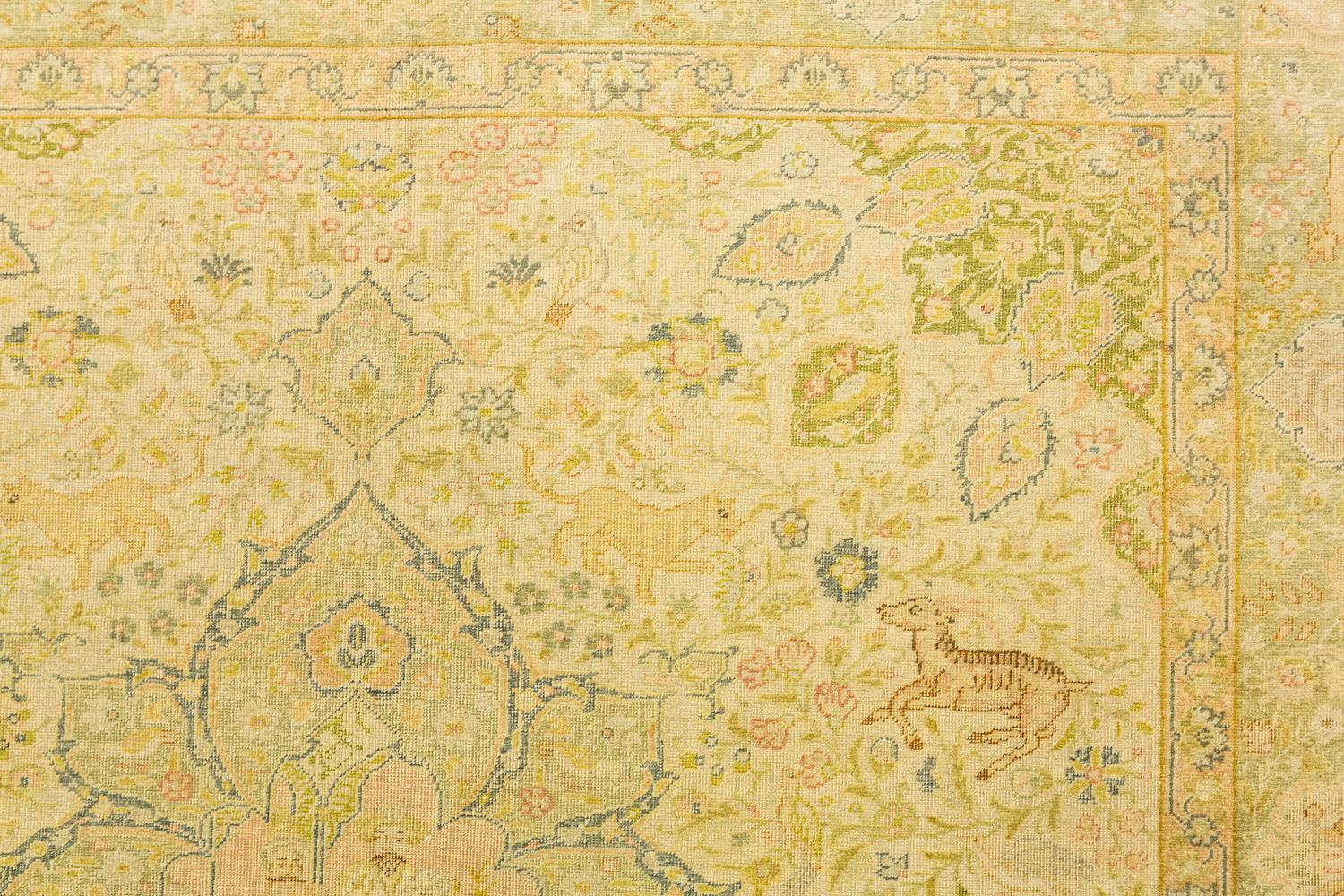 Ein feiner antiker Keyseri-Teppich aus Teilseide, Türkei. Das elfenbeinfarbene Feld mit stilisierten Tierfiguren, Palemten und eckigen Blattranken um ein blassgrünes und staubrosa Blumenmedaillon. Zwickel ähnlich. In blassgrüner Bordüre mit Tieren,