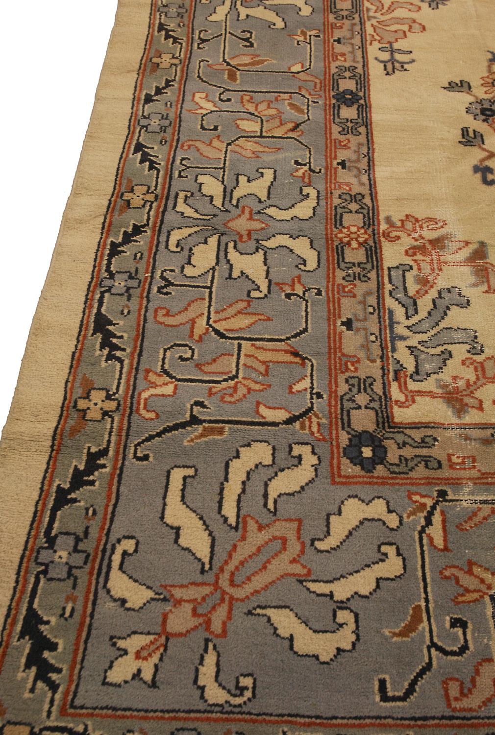 Antique Turkish Izmir Ivory Background Wool Carpet, ca. 1920 In Good Condition For Sale In Ferrara, IT