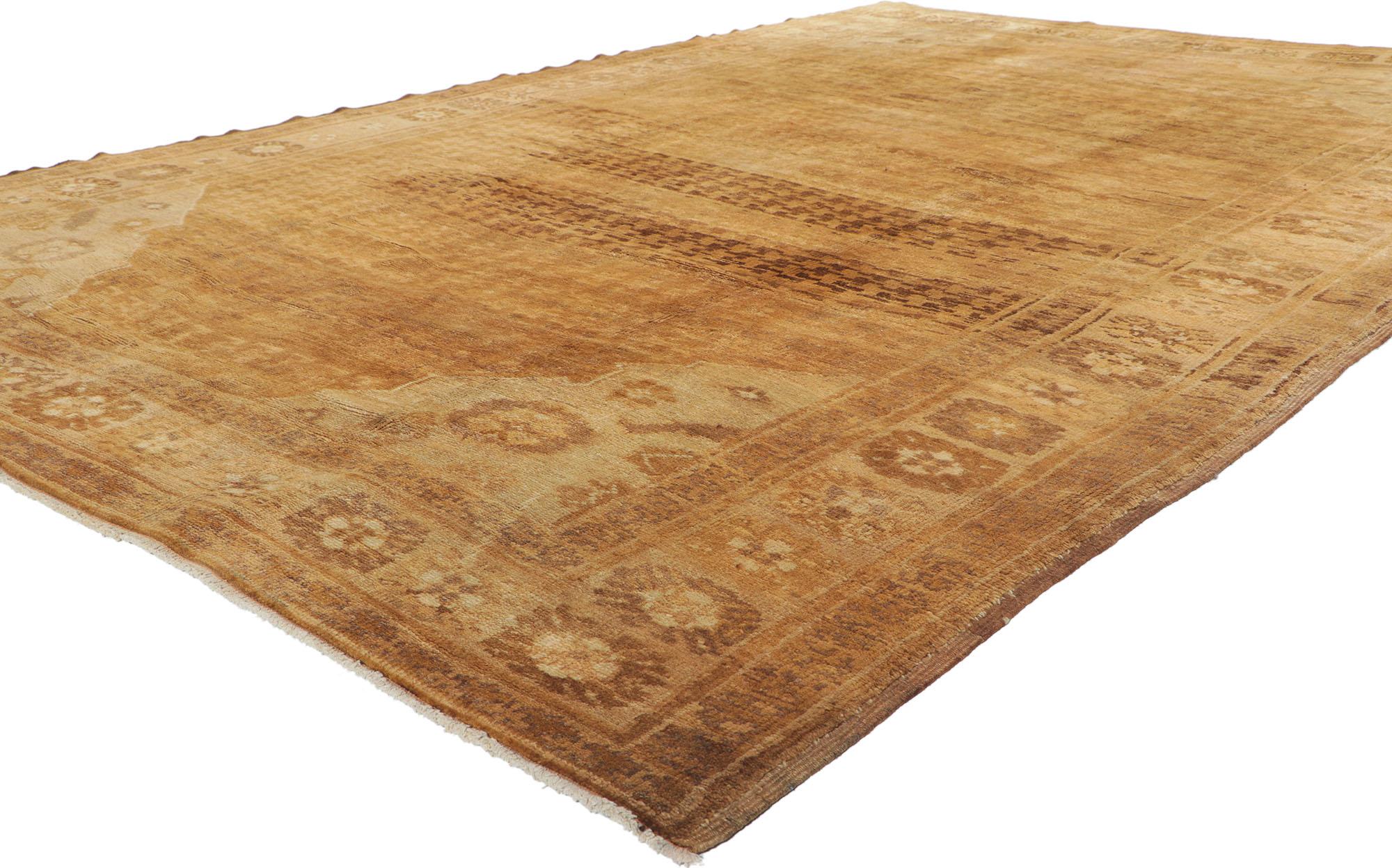 50388 Antiker türkischer Kars Oushak Teppich mit Mid-Century Modern Style 06'10 x 10'03. Mit seinen leuchtenden, warmen Farbtönen und seiner betörenden Schönheit verleiht dieser handgeknüpfte, antike türkische Kars-Teppich aus Wolle einen