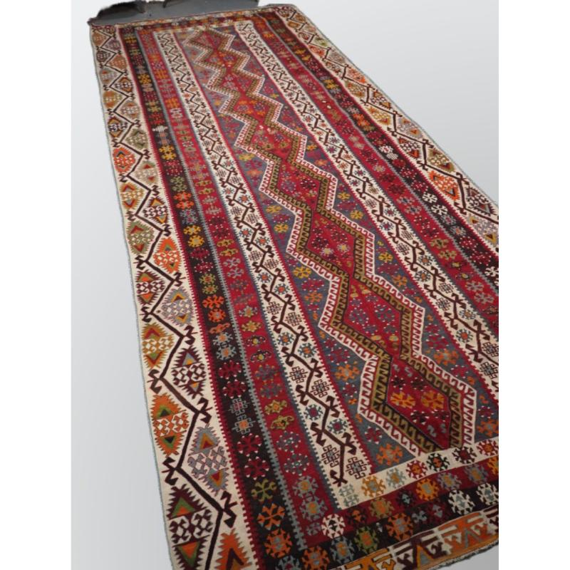 Antiker türkischer Kayseri 2 teiliger Kelim, Zentralanatolien
CIRCA 1920

Ein exzellenter Kelim, der in zwei Teilen gewebt wurde, das Design ist traditionell für die Region Kayseri Diese Kelims wurden oft als Abdeckung für Sitzgelegenheiten an der