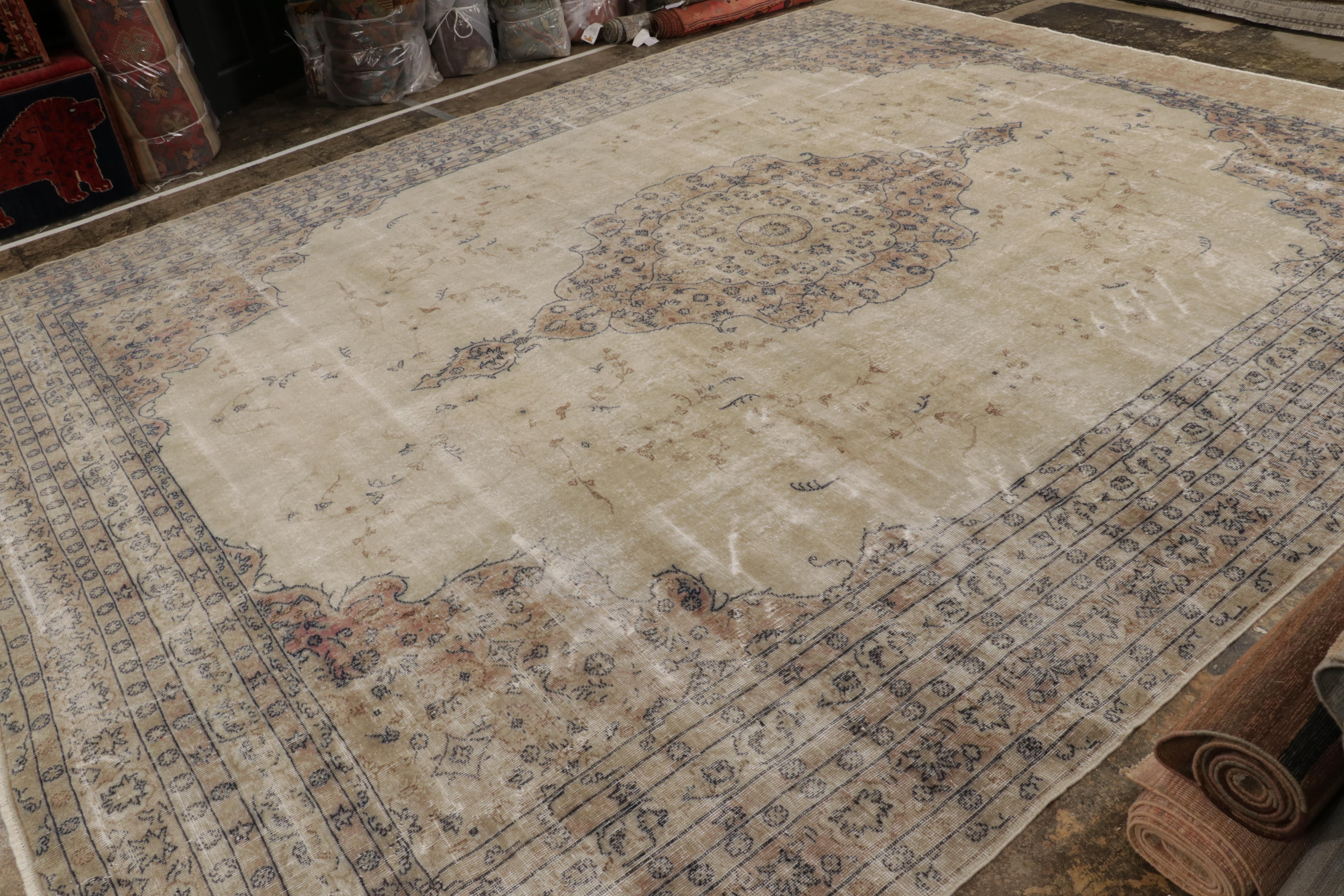 Ce tapis turc antique 12x15 de provenance Kayseri est une nouvelle collection riche et passionnante de la collection d'importants classiques de Rug & Kilim. Il s'agit d'une trouvaille particulièrement unique parmi les œuvres d'une tradition de