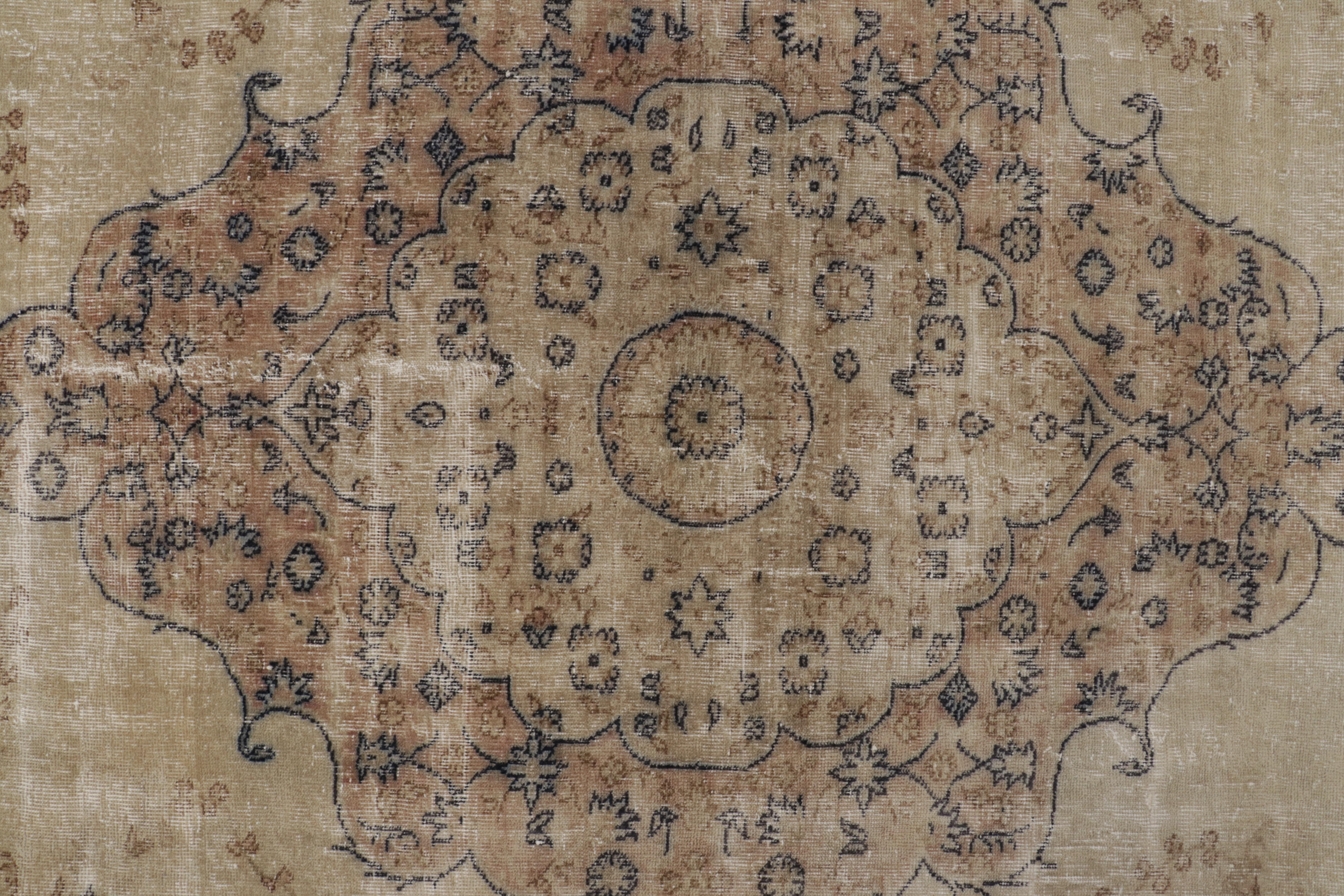 Début du 20ème siècle Tapis antique turc de Kayseri, médaillon beige-brun et fleurs - Rug & Kilim en vente