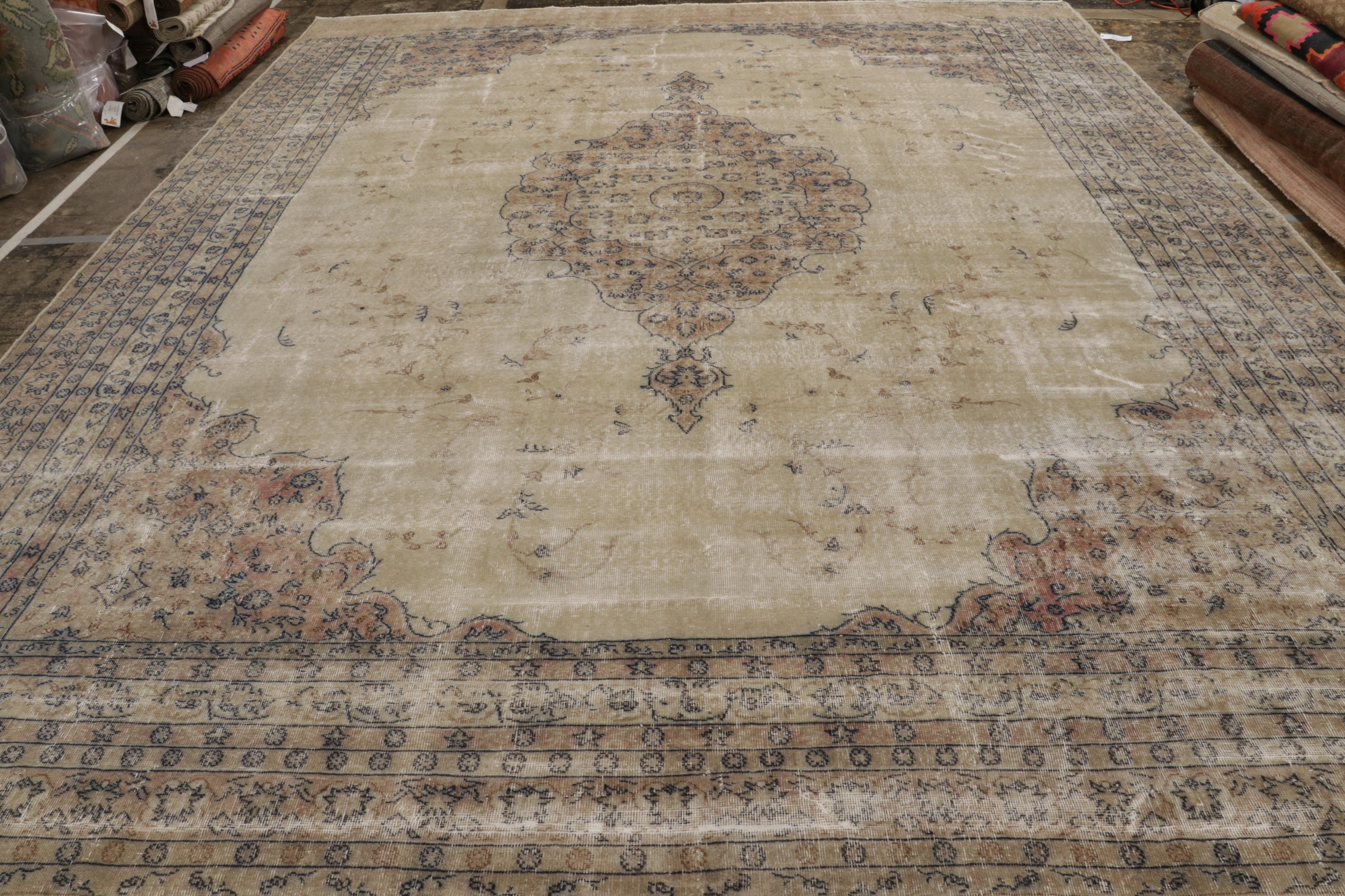 Laine Tapis antique turc de Kayseri, médaillon beige-brun et fleurs - Rug & Kilim en vente