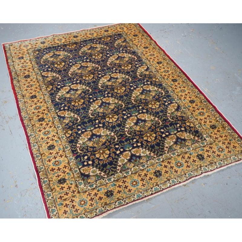 Ancien tapis turc de Kayseri avec de jolis motifs de fleurs et d'arbustes
Circa 1920

Le tapis présente un motif floral très bien dessiné dans des couleurs douces sur un fond bleu indigo foncé. La bordure jaune/dorée et les couleurs pastel donnent