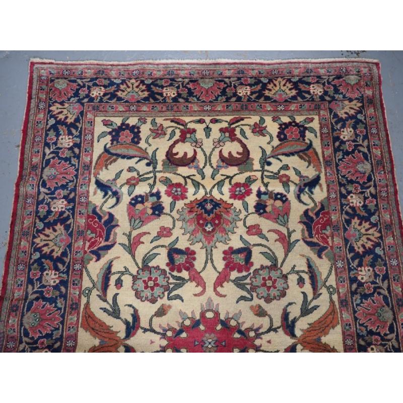 Antiker türkischer Kayseri-Teppich mit traditionellem Blumenmuster
CIRCA 1920

Der Teppich hat ein sehr gut gezeichnetes, großflächiges Blumenmuster in sanften Farben auf elfenbeinfarbenem Grund. Die dunkle indigoblaue Bordüre ergänzt dies gut

Der