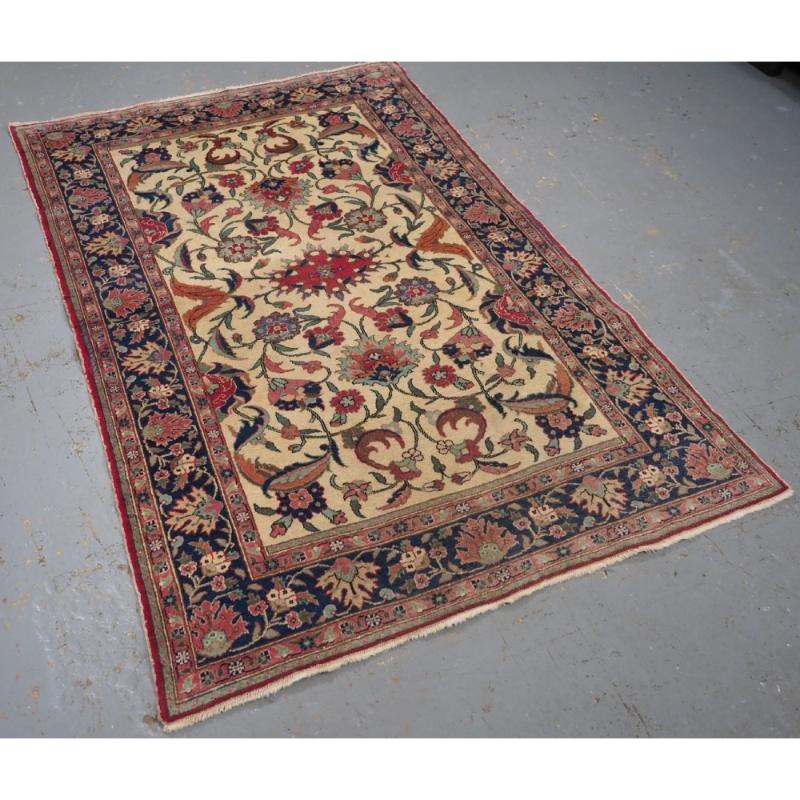Antiker türkischer Kayseri-Teppich mit Attraktiver Blumenmuster, um 1920 (Türkisch) im Angebot