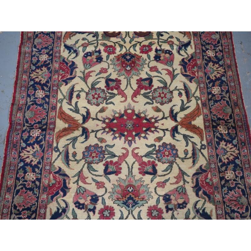 Antiker türkischer Kayseri-Teppich mit Attraktiver Blumenmuster, um 1920 (Handgeknüpft) im Angebot