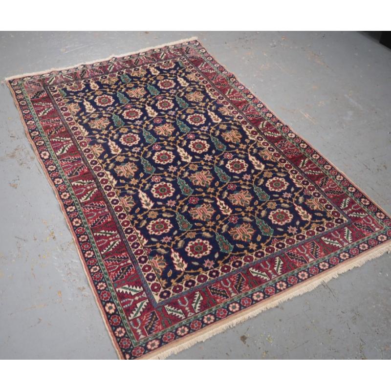 Antiker türkischer Kayseri-Teppich mit attraktivem Blumen- und Strauchmuster
CIRCA 1920

Der Teppich hat ein sehr gut gezeichnetes florales Allover-Muster in sanften Farben auf einem dunklen indigoblauen Grund. Die sanfte rote Bordüre und die