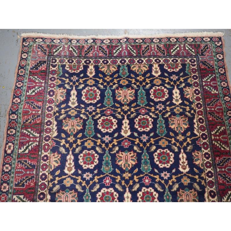 Antiker türkischer Kayseri-Teppich mit Blumen- und Shrubmuster, um 1920 (Türkisch) im Angebot