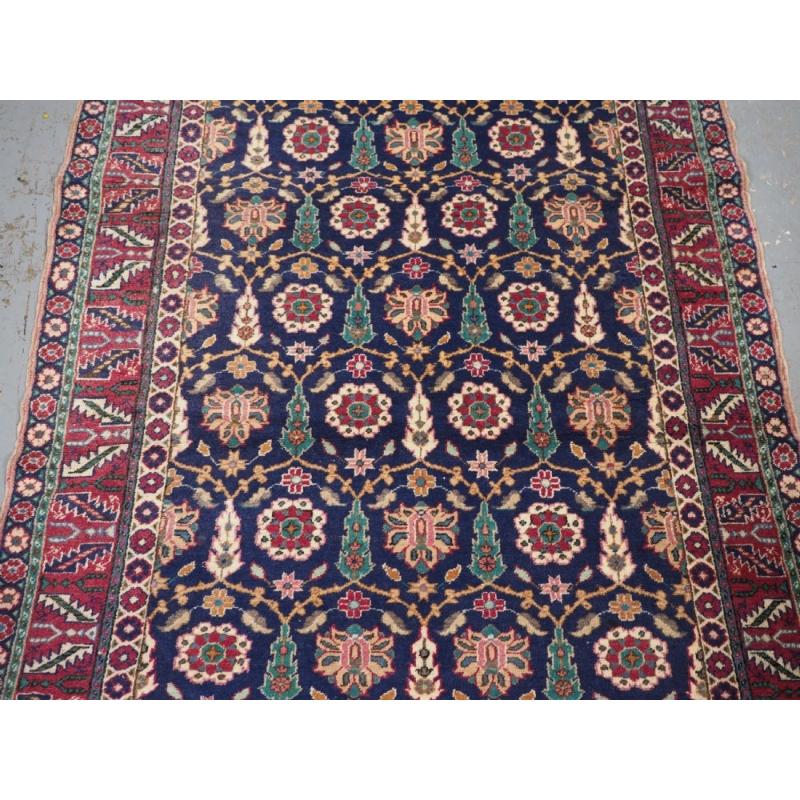 Antiker türkischer Kayseri-Teppich mit Blumen- und Shrubmuster, um 1920 im Zustand „Gut“ im Angebot in Moreton-In-Marsh, GB