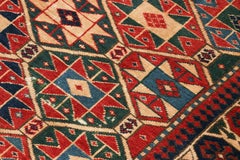 Antiker türkischer Kazak-Teppich mit blauen und roten geometrischen Mustern - Rug & Kilim