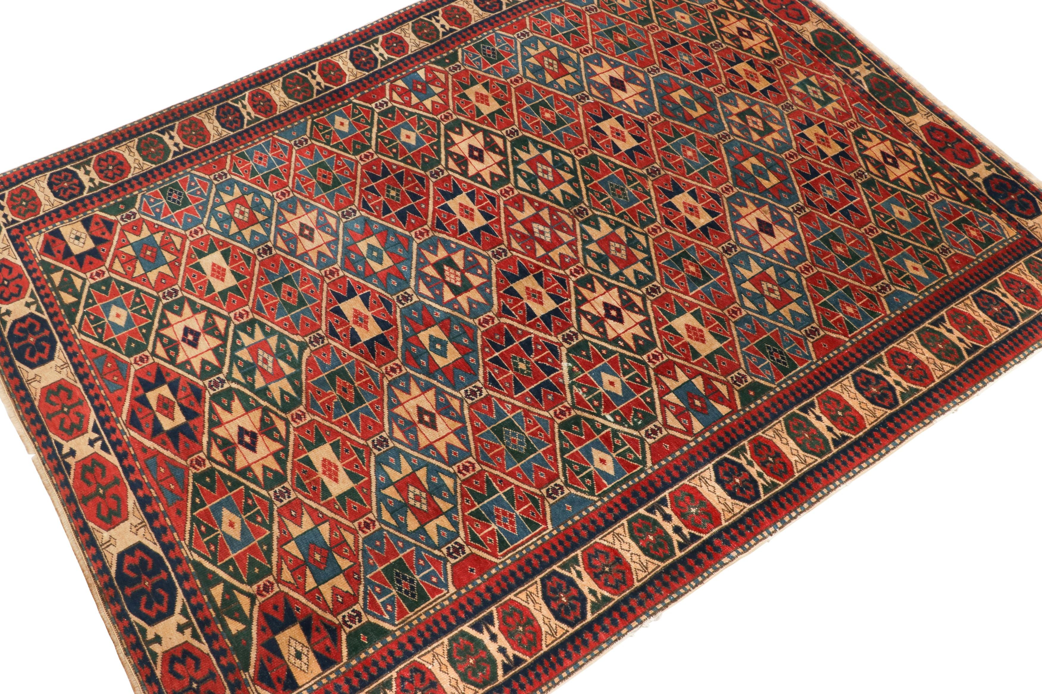 Antiker Kazak-Wollteppich in Geometrisch in Creme, Rot und Blau (Handgeknüpft) im Angebot
