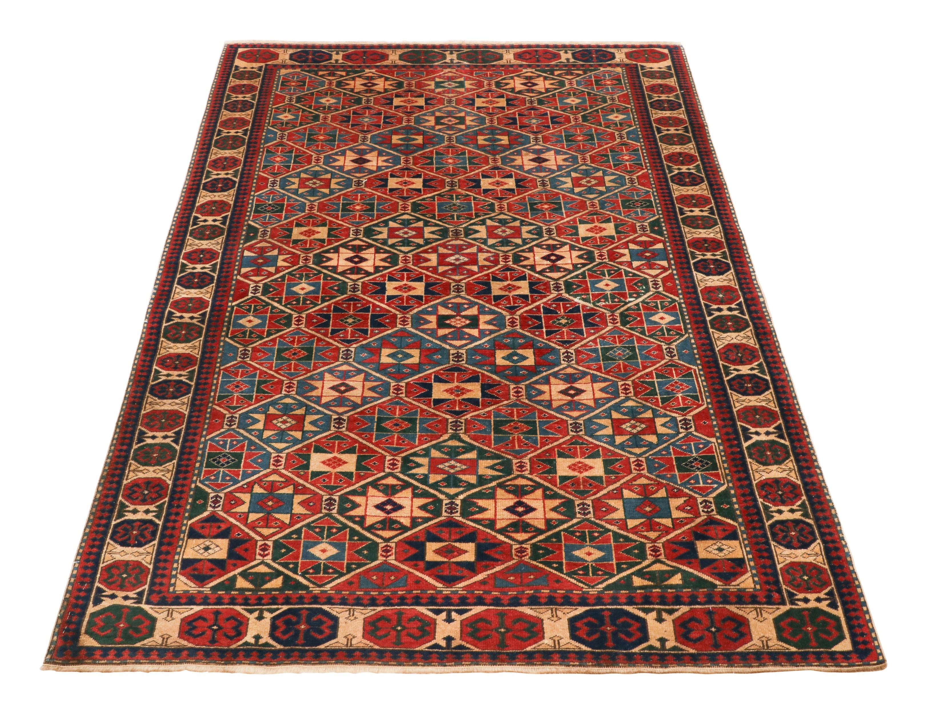 Antiker Kazak-Wollteppich in Geometrisch in Creme, Rot und Blau im Zustand „Gut“ im Angebot in Long Island City, NY