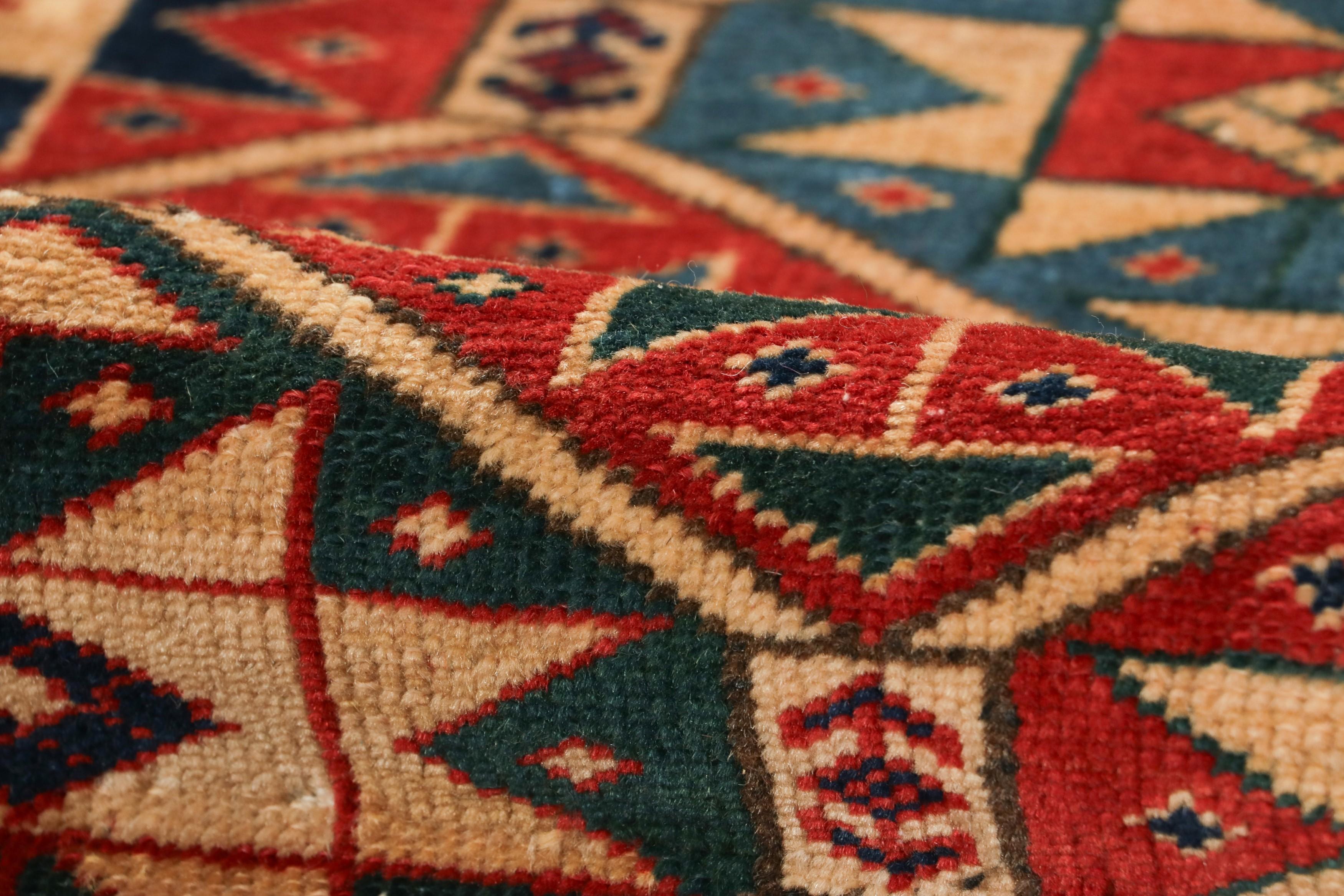 Antiker Kazak-Wollteppich in Geometrisch in Creme, Rot und Blau im Angebot 1