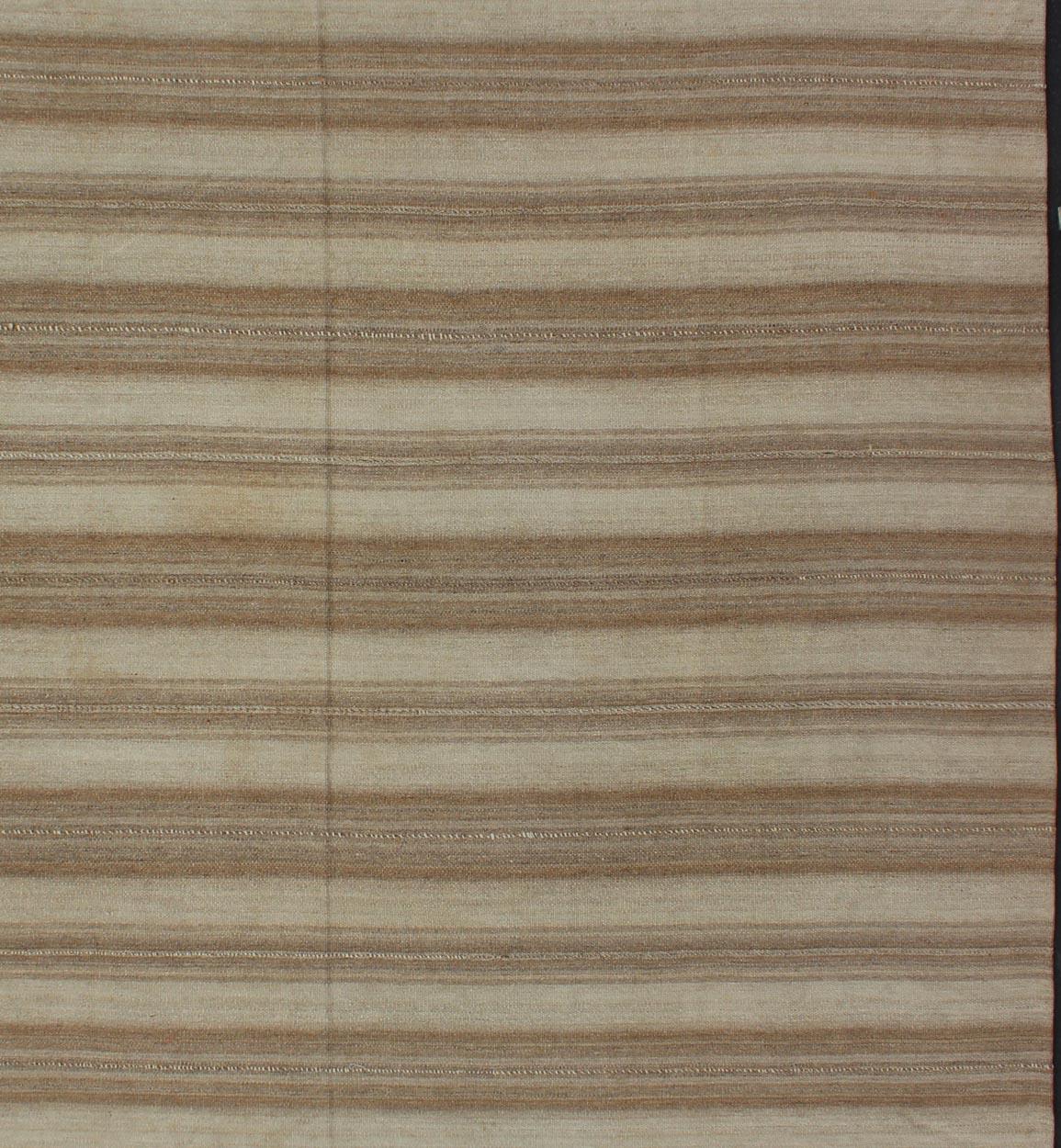 Tessuto a mano Kilim persiano antico a più pannelli con forma quadrata, in Taupe e Light Brown in vendita