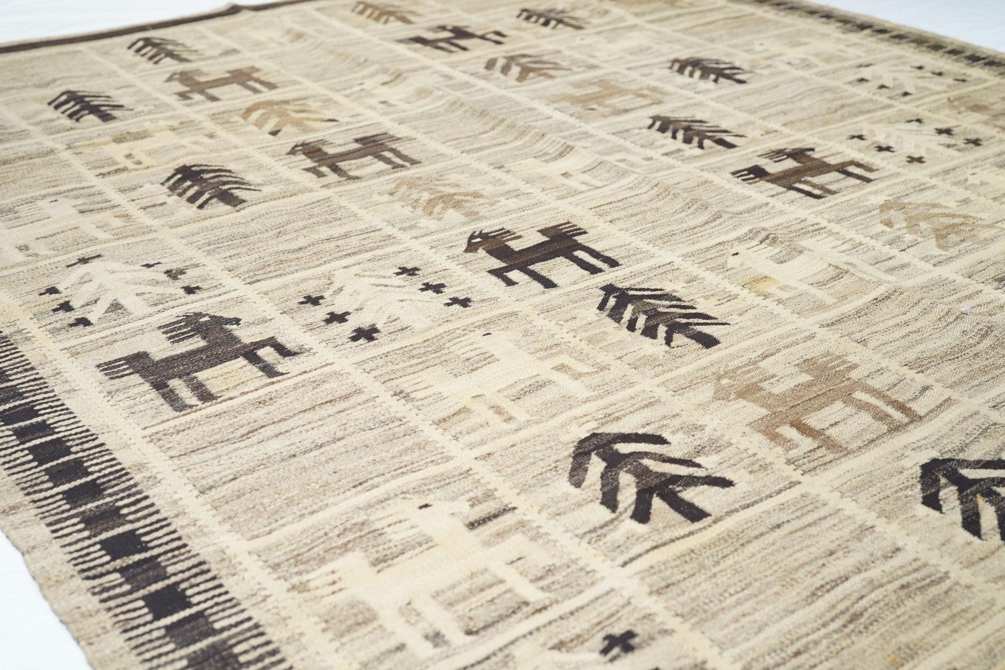 Antiker türkischer Kelim-Teppich 5'7'' x 6'10'' (Wolle) im Angebot