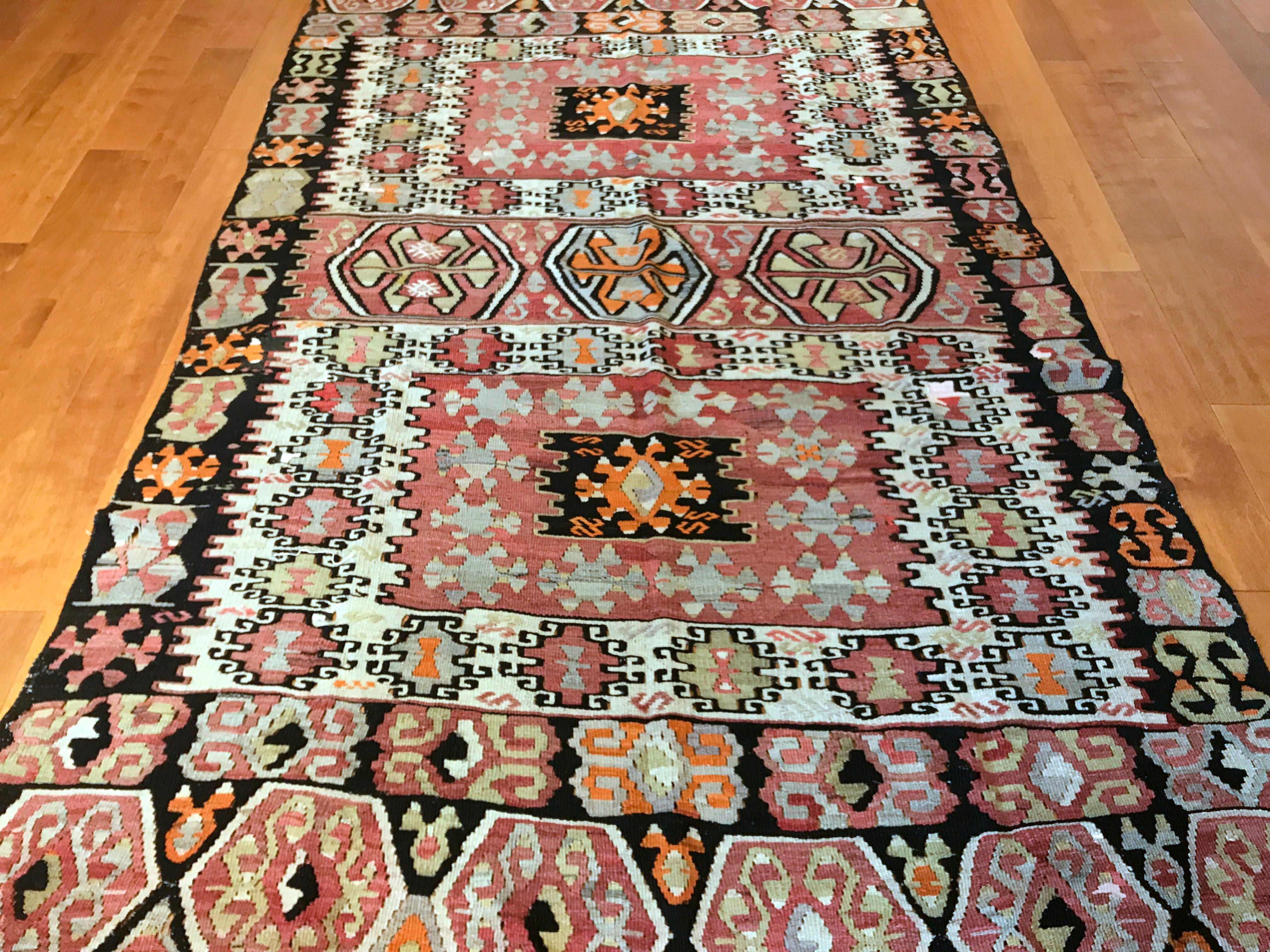 Antique Turkish Kilim Rug In Good Condition For Sale In Los Angeles, CA