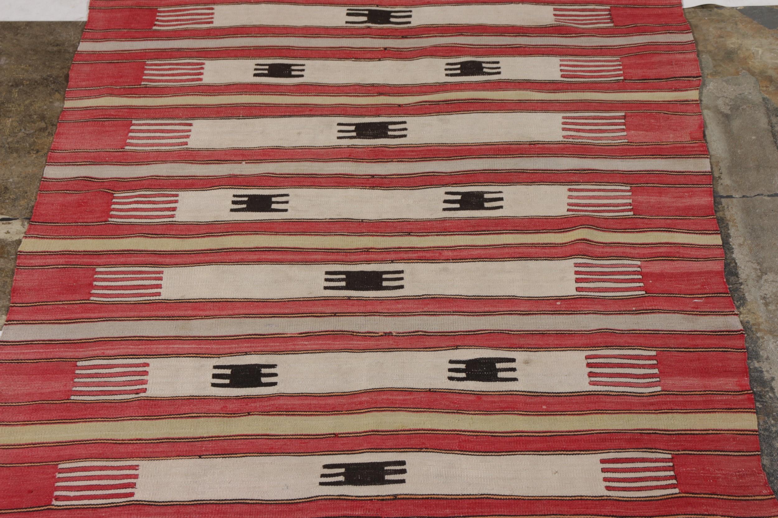Noué à la main Rug & Kilim turc ancien en rouge, beige et noir en vente