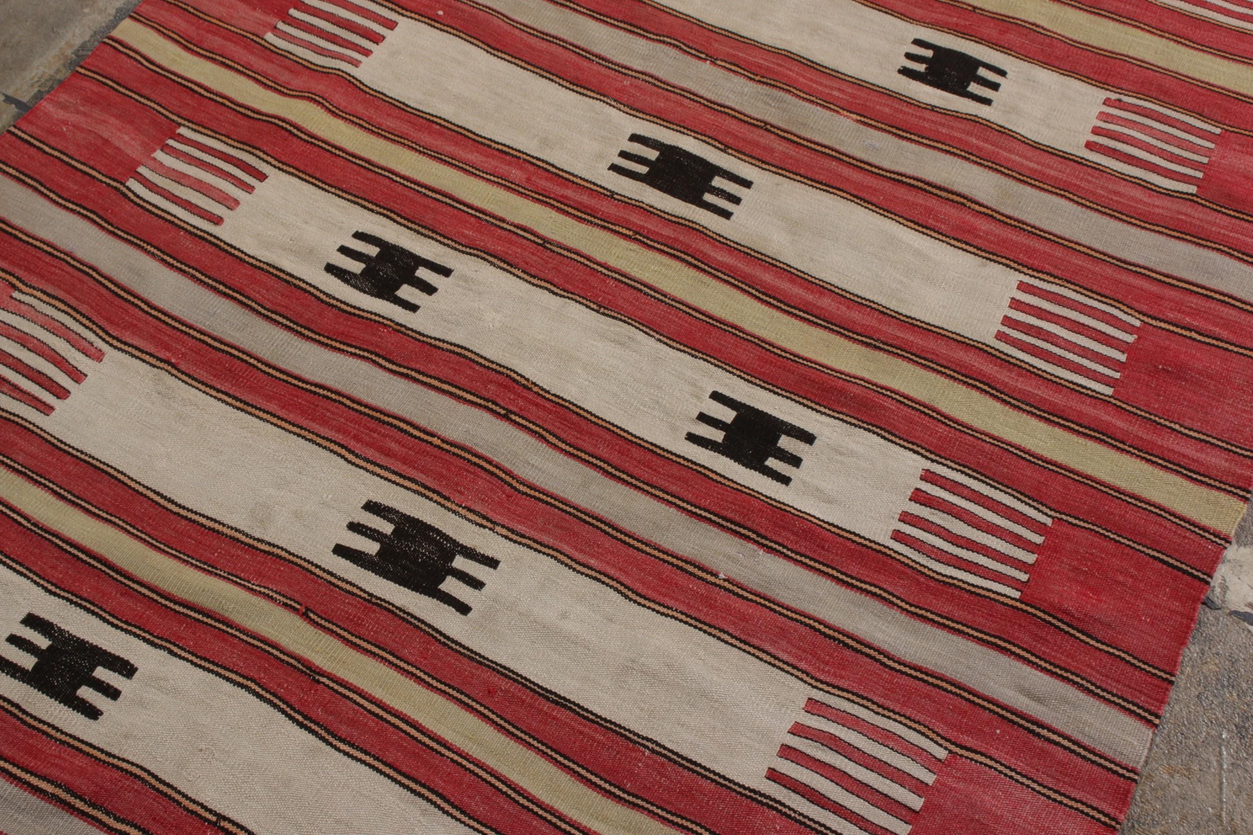 Laine Rug & Kilim turc ancien en rouge, beige et noir en vente