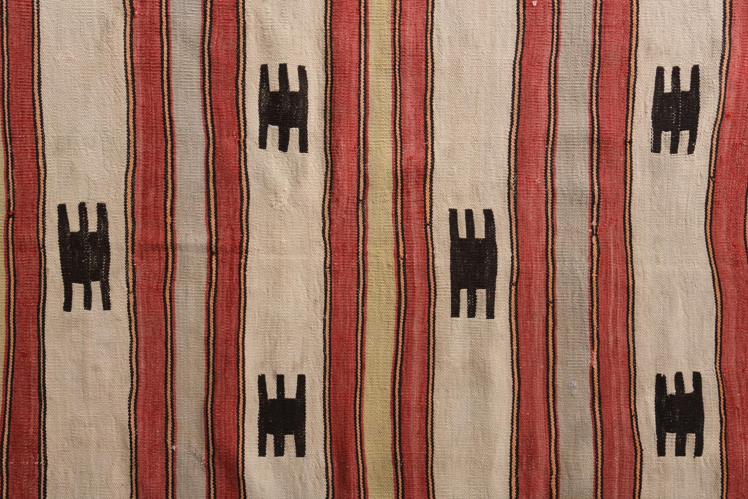 Rug & Kilim turc ancien en rouge, beige et noir Bon état - En vente à Long Island City, NY