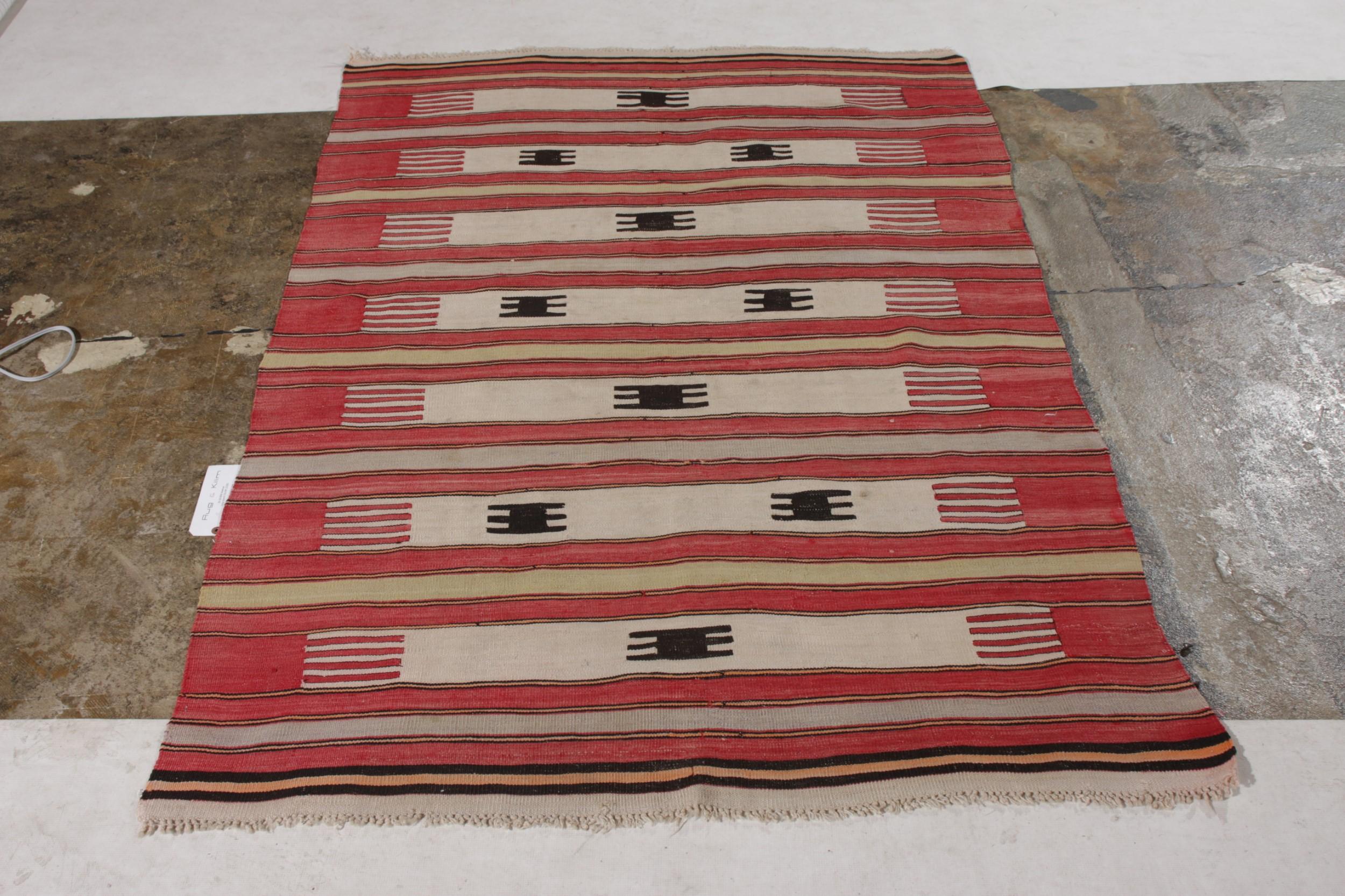 Turc Rug & Kilim turc ancien en rouge, beige et noir en vente