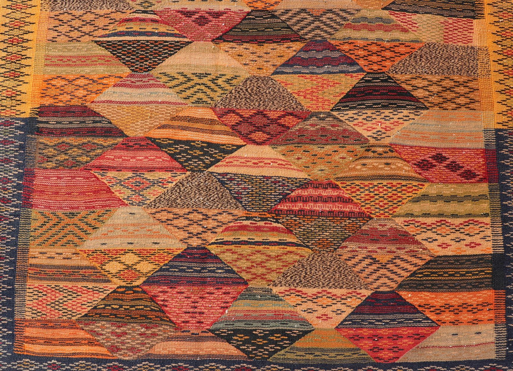 Antiker türkischer Kelim-Teppich mit geometrischen und lebhaften Farben, 3'10 x 5'1 im Angebot 3