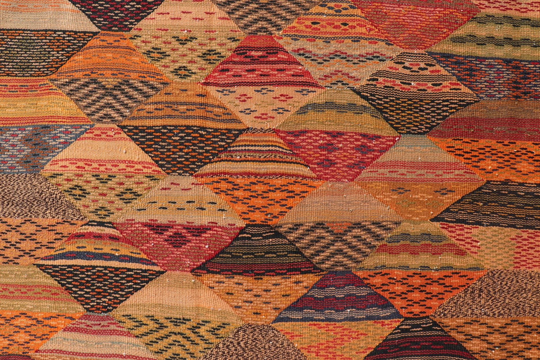 Antiker türkischer Kelim-Teppich mit geometrischen und lebhaften Farben, 3'10 x 5'1 im Angebot 4