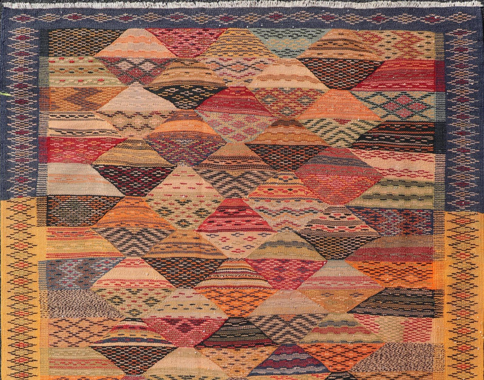 Antiker türkischer Kelim-Teppich mit geometrischen und lebhaften Farben, 3'10 x 5'1 (Türkisch) im Angebot
