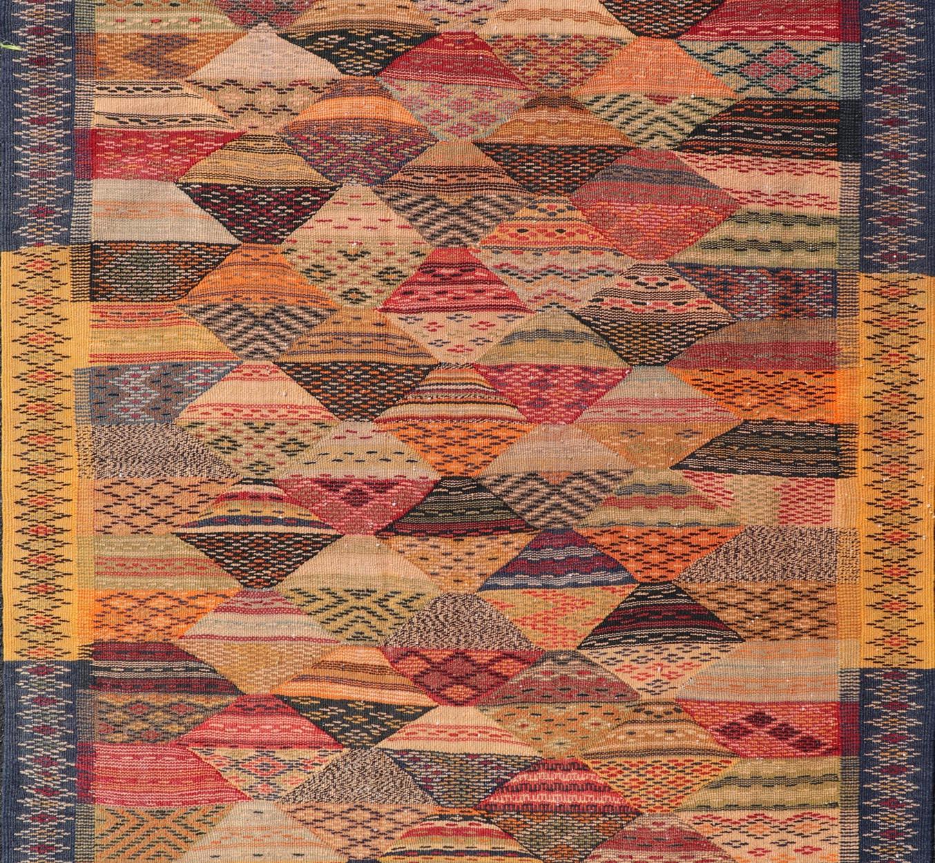 Antiker türkischer Kelim-Teppich mit geometrischen und lebhaften Farben, 3'10 x 5'1 (Handgewebt) im Angebot