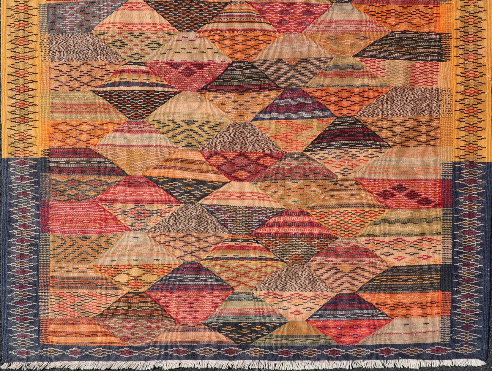 Antiker türkischer Kelim-Teppich mit geometrischen und lebhaften Farben, 3'10 x 5'1 im Zustand „Gut“ im Angebot in Atlanta, GA