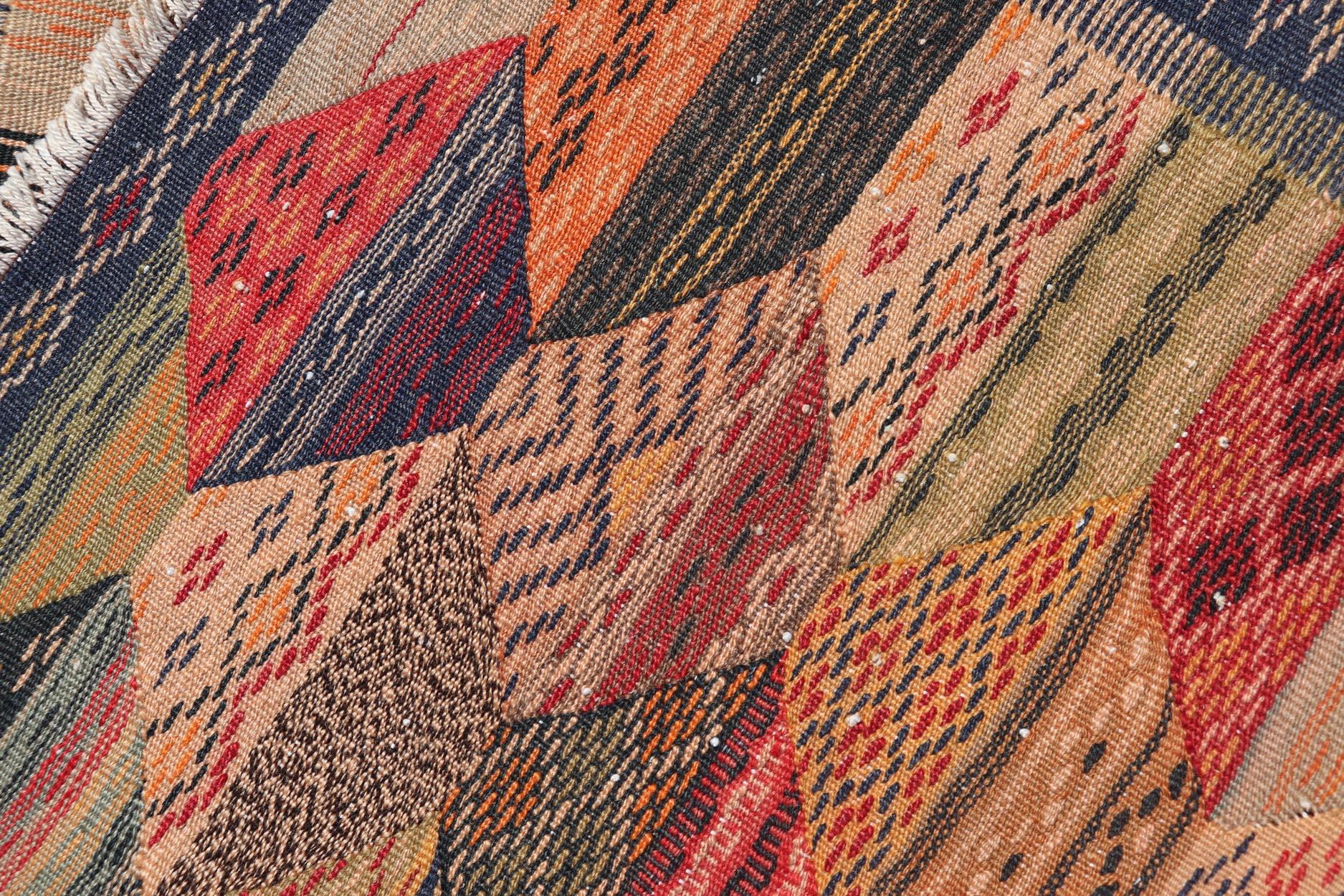 Antiker türkischer Kelim-Teppich mit geometrischen und lebhaften Farben, 3'10 x 5'1 (20. Jahrhundert) im Angebot