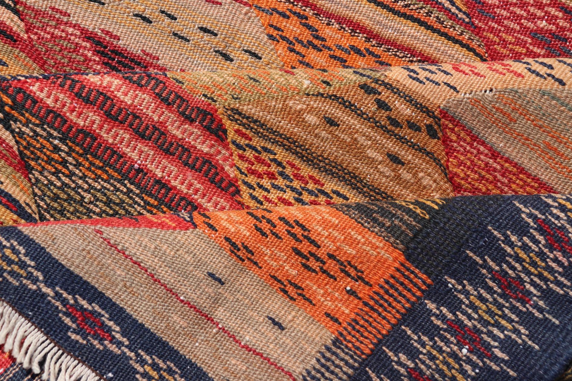 Antiker türkischer Kelim-Teppich mit geometrischen und lebhaften Farben, 3'10 x 5'1 (Wolle) im Angebot