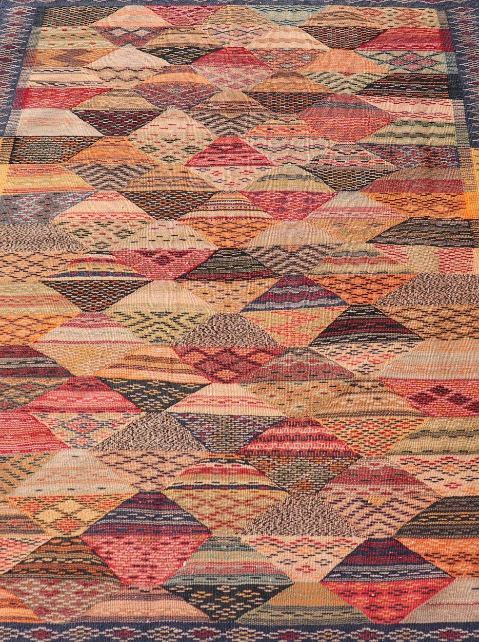 Antiker türkischer Kelim-Teppich mit geometrischen und lebhaften Farben, 3'10 x 5'1 im Angebot 1