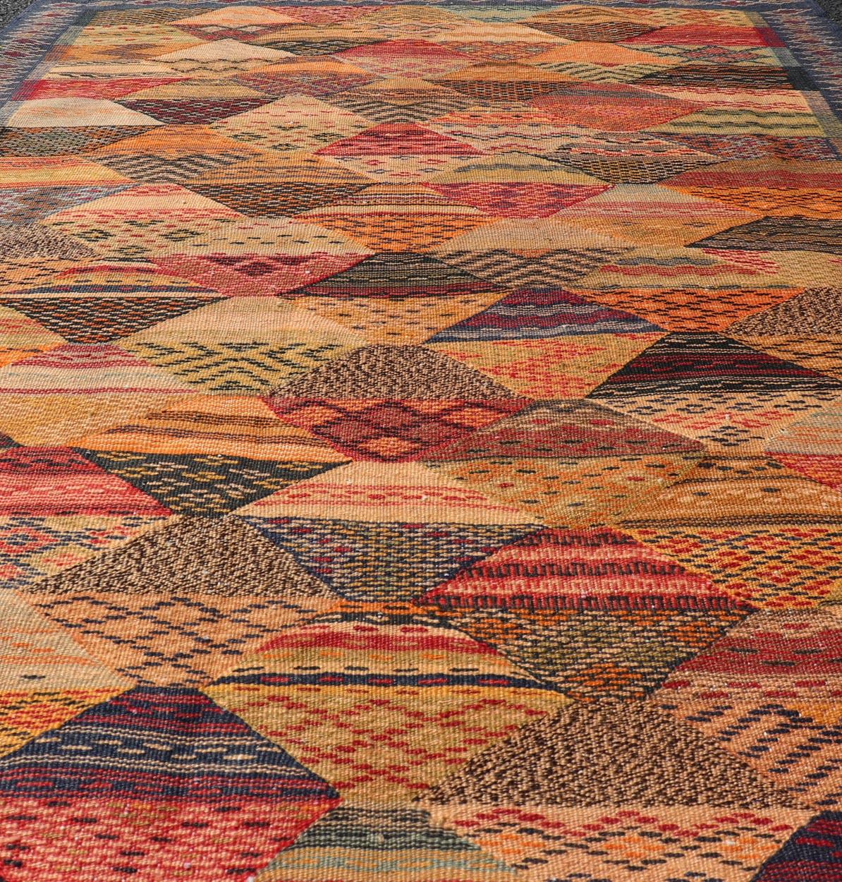 Antiker türkischer Kelim-Teppich mit geometrischen und lebhaften Farben, 3'10 x 5'1 im Angebot 2
