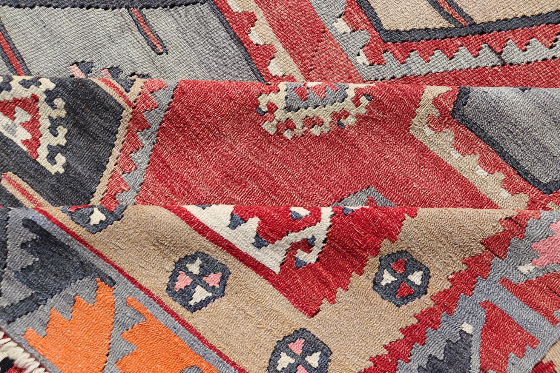 Antiker türkischer Kilim-Teppich mit lebhaften sechseckigen Motiven und satten Rottönen 8'8 x 12'2 im Angebot 2