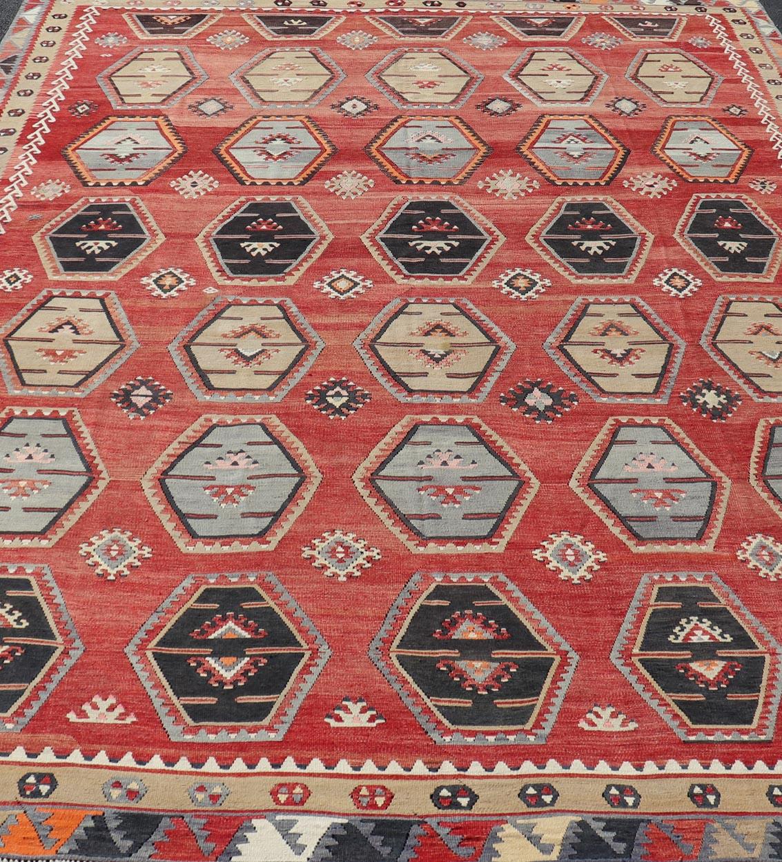 Antiker türkischer Kilim-Teppich mit lebhaften sechseckigen Motiven und satten Rottönen 8'8 x 12'2 im Angebot 3