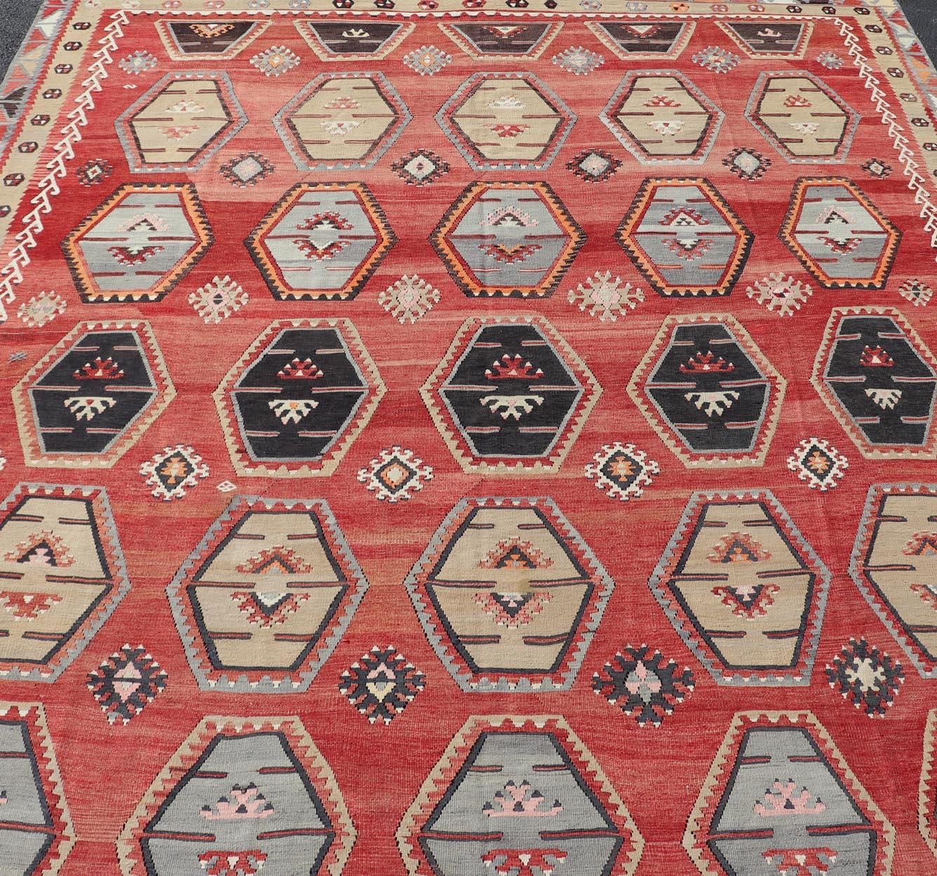 Antiker türkischer Kilim-Teppich mit lebhaften sechseckigen Motiven und satten Rottönen 8'8 x 12'2 im Angebot 4