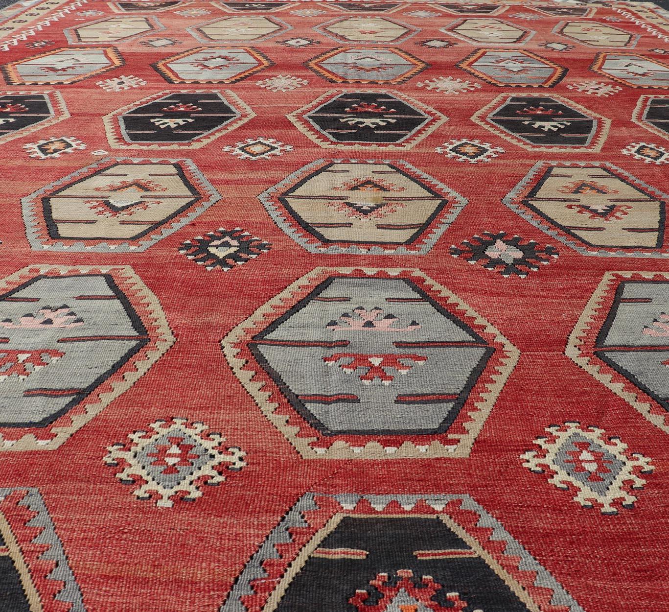 Antiker türkischer Kilim-Teppich mit lebhaften sechseckigen Motiven und satten Rottönen 8'8 x 12'2 im Angebot 5