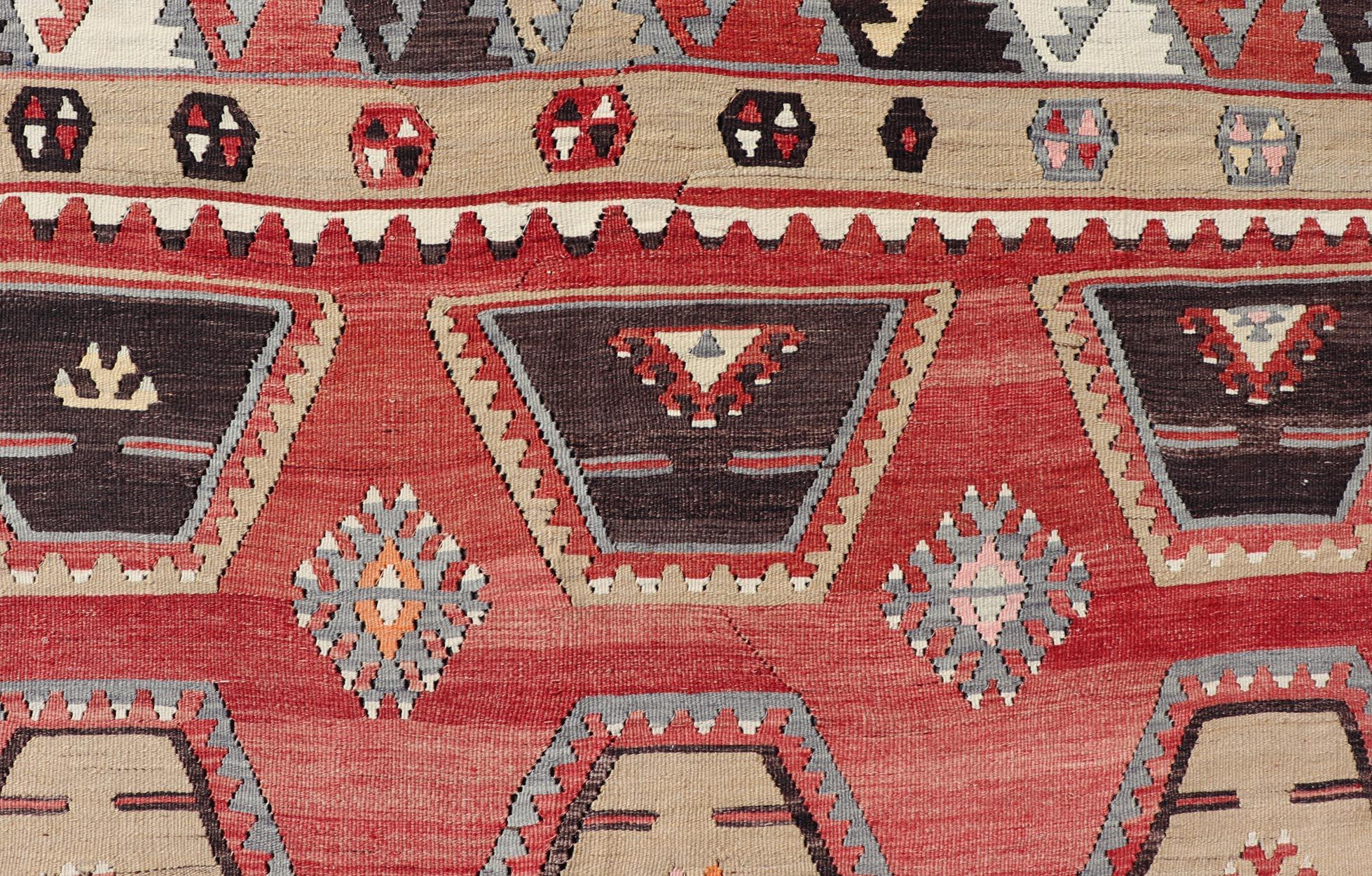 Antiker türkischer Kilim-Teppich mit lebhaften sechseckigen Motiven und satten Rottönen 8'8 x 12'2 (Türkisch) im Angebot