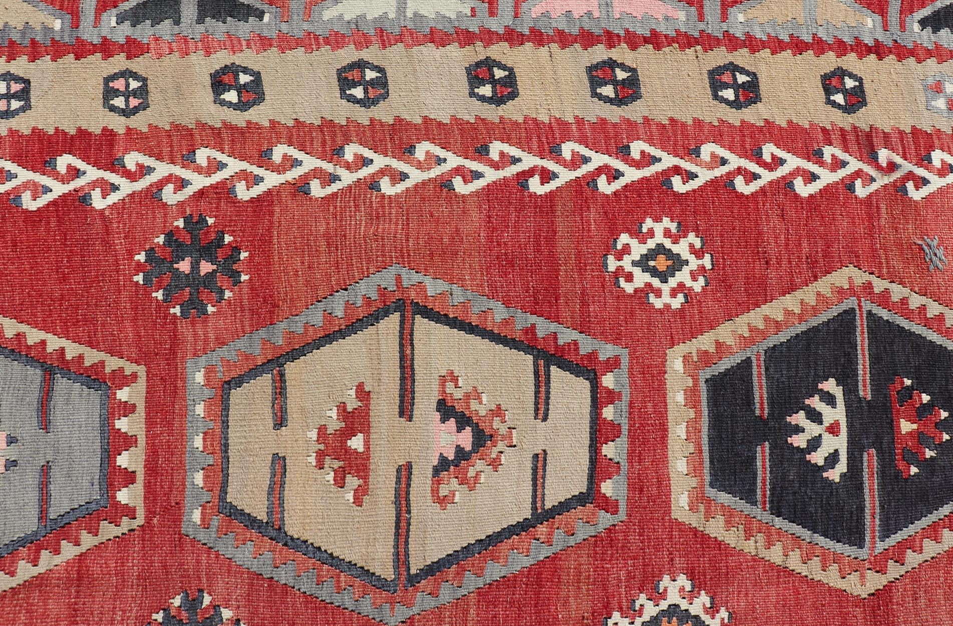 Antiker türkischer Kilim-Teppich mit lebhaften sechseckigen Motiven und satten Rottönen 8'8 x 12'2 (Handgewebt) im Angebot