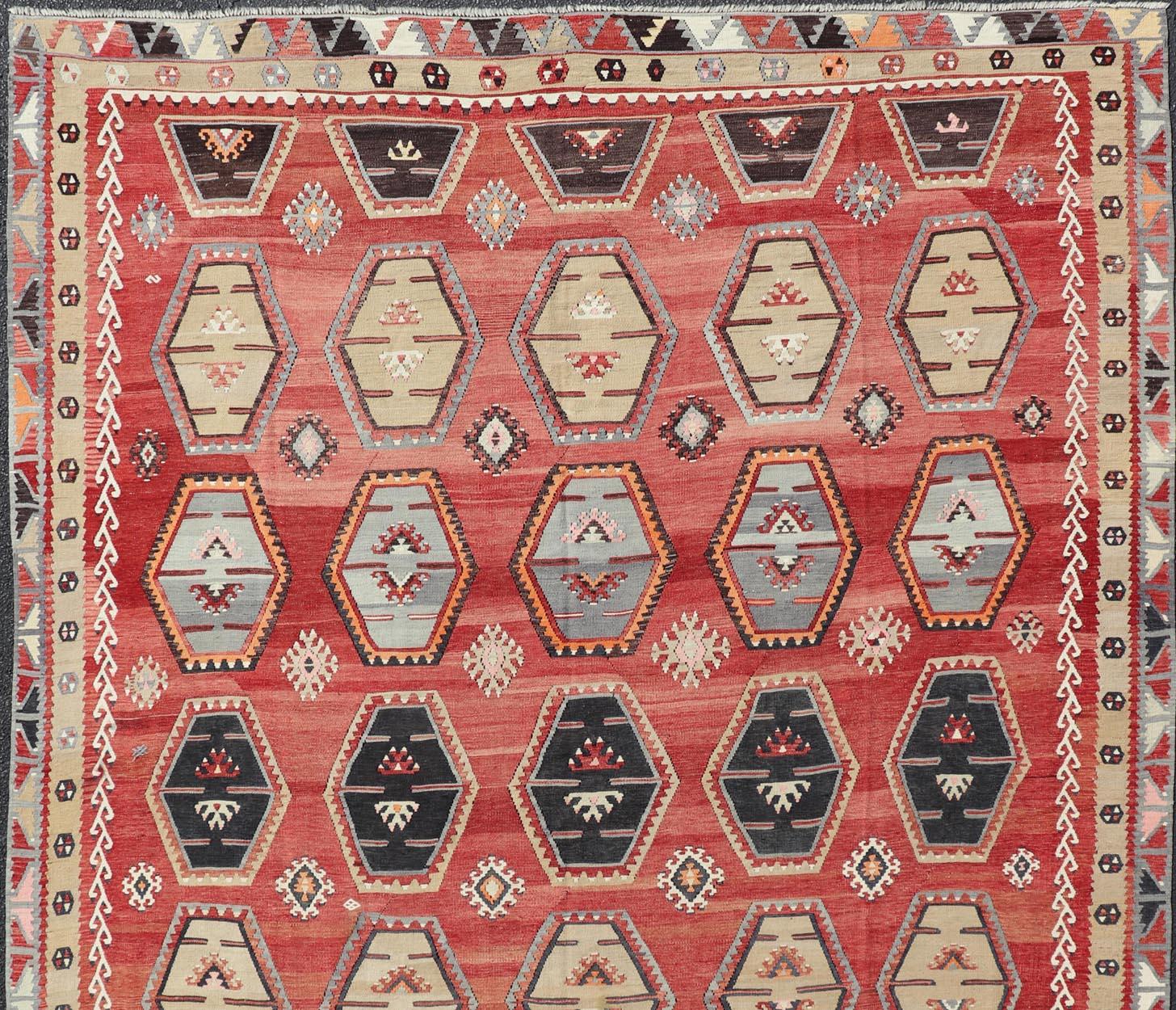 Antiker türkischer Kilim-Teppich mit lebhaften sechseckigen Motiven und satten Rottönen 8'8 x 12'2 im Zustand „Gut“ im Angebot in Atlanta, GA
