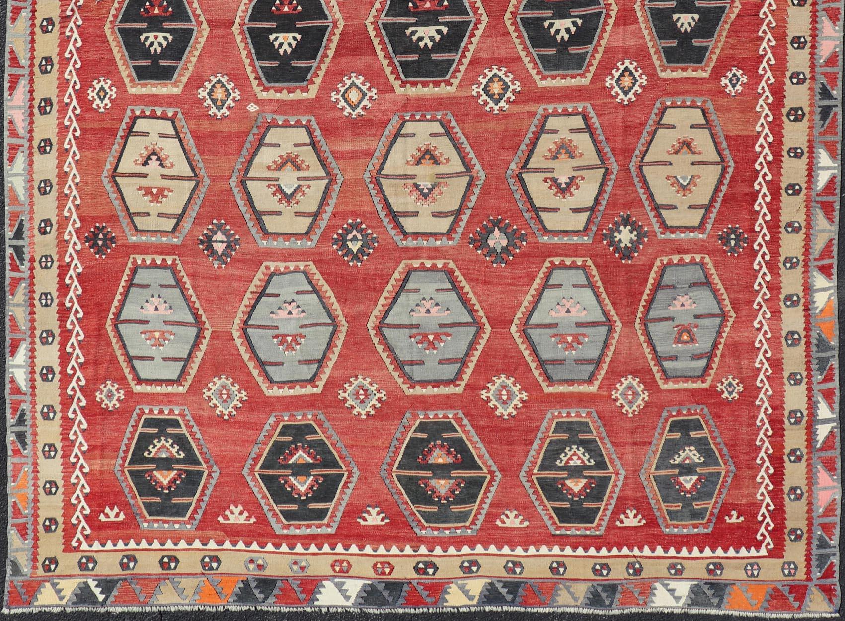 Antiker türkischer Kilim-Teppich mit lebhaften sechseckigen Motiven und satten Rottönen 8'8 x 12'2 (Wolle) im Angebot